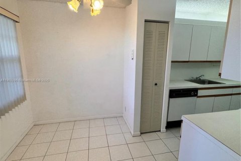 Condo in Pembroke Pines, Florida, 2 bedrooms  № 1953759 - photo 3