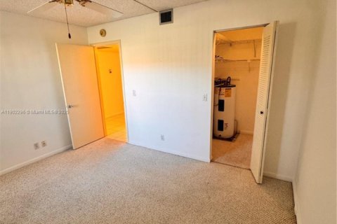 Condo in Pembroke Pines, Florida, 2 bedrooms  № 1953759 - photo 25