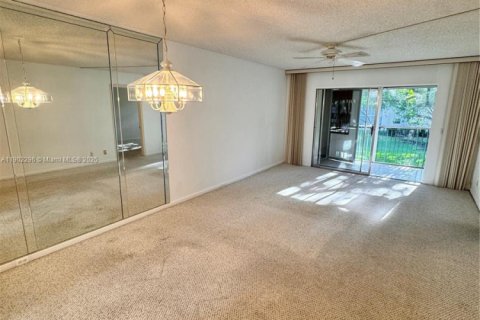 Condo in Pembroke Pines, Florida, 2 bedrooms  № 1953759 - photo 6