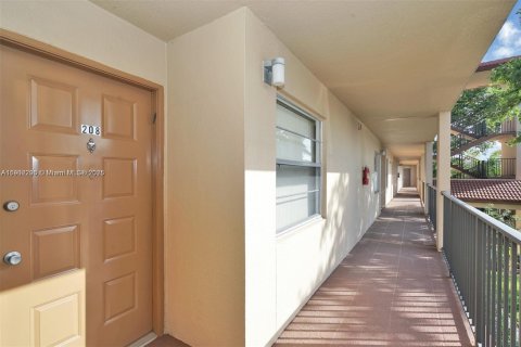 Condo in Pembroke Pines, Florida, 2 bedrooms  № 1953759 - photo 1