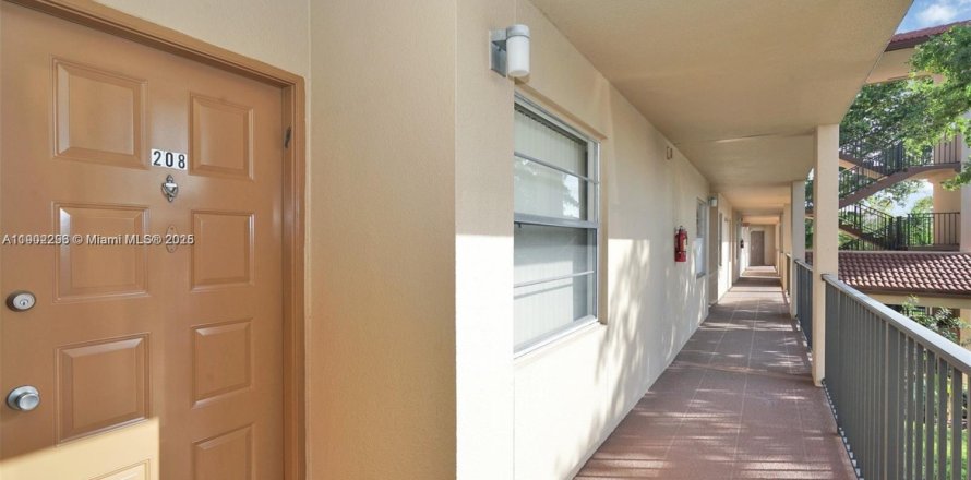 Condo in Pembroke Pines, Florida, 2 bedrooms  № 1953759