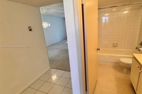 Condo in Pembroke Pines, Florida, 2 bedrooms  № 1953759 - photo 28
