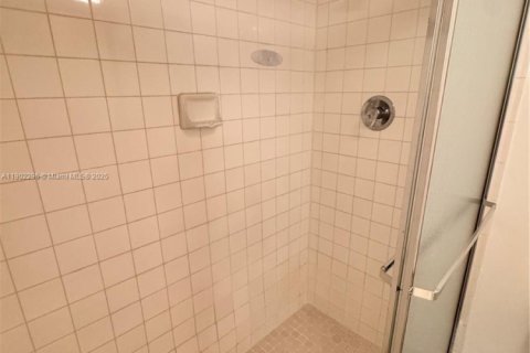 Condo in Pembroke Pines, Florida, 2 bedrooms  № 1953759 - photo 15