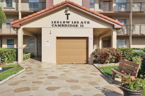 Condo in Pembroke Pines, Florida, 2 bedrooms  № 1953759 - photo 2