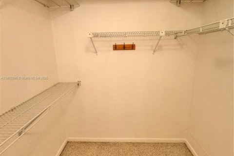 Condo in Pembroke Pines, Florida, 2 bedrooms  № 1953759 - photo 13