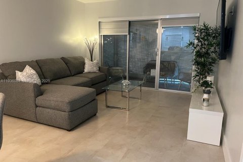 Condo in Lauderdale-by-the-Sea, Florida, 1 bedroom  № 1994172 - photo 2