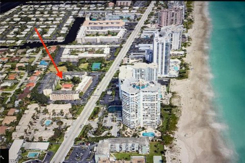 Condo in Lauderdale-by-the-Sea, Florida, 1 bedroom  № 1994172 - photo 1