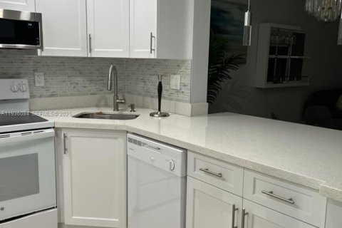 Condo in Lauderdale-by-the-Sea, Florida, 1 bedroom  № 1994172 - photo 12