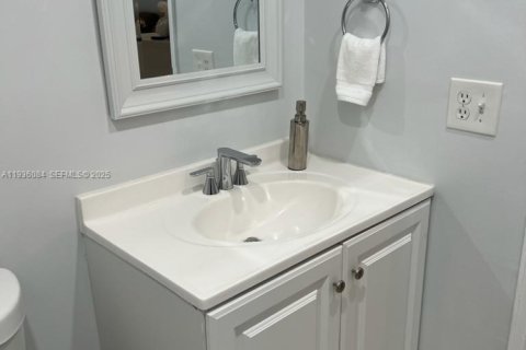 Condo in Lauderdale-by-the-Sea, Florida, 1 bedroom  № 1994172 - photo 9