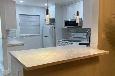 Condo in Lauderdale-by-the-Sea, Florida, 1 bedroom  № 1994172 - photo 11