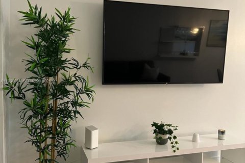 Condo in Lauderdale-by-the-Sea, Florida, 1 bedroom  № 1994172 - photo 3