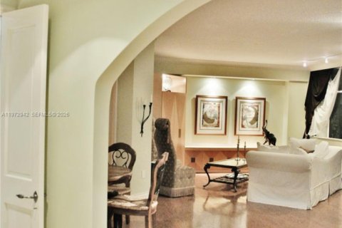 Condo in Miami Beach, Florida, 1 bedroom  № 2033749 - photo 16