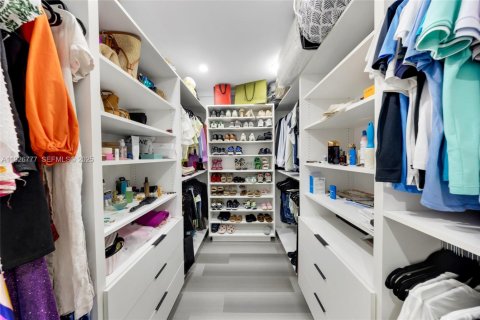 House in Hialeah, Florida 4 bedrooms, 157.56 sq.m. № 1986628 - photo 13