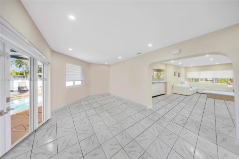 House in Hialeah, Florida 4 bedrooms, 157.56 sq.m. № 1986628 - photo 23