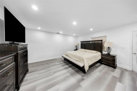 House in Hialeah, Florida 4 bedrooms, 157.56 sq.m. № 1986628 - photo 14