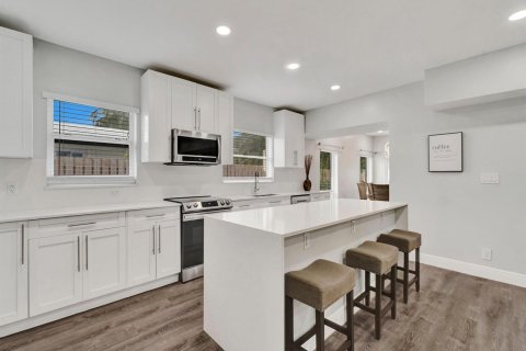 House in Pompano Beach, Florida 6 bedrooms, 338.81 sq.m. № 2192371