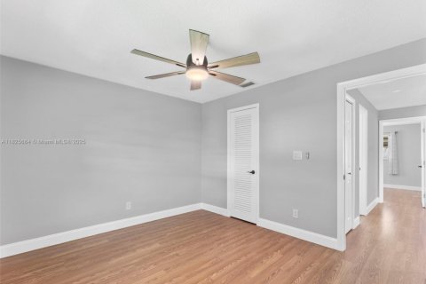 House in Pompano Beach, Florida 3 bedrooms, 107.21 sq.m. № 1806405 - photo 13