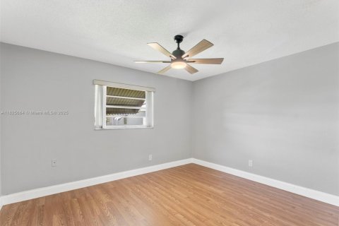 House in Pompano Beach, Florida 3 bedrooms, 107.21 sq.m. № 1806405 - photo 11