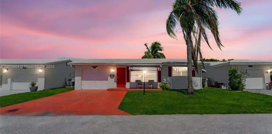House in Pompano Beach, Florida 3 bedrooms, 107.21 sq.m. № 1806405
