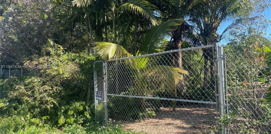 Land in North Miami, Florida № 2003566
