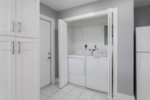 Propiedad comercial en venta en Miami, Florida, 185.06 m2 № 1896737 - foto 8