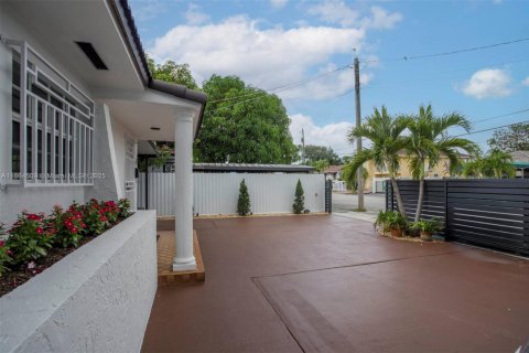 Propiedad comercial en venta en Miami, Florida, 185.06 m2 № 1896737 - foto 2