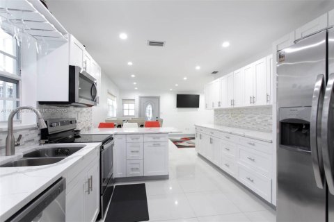 Propiedad comercial en venta en Miami, Florida, 185.06 m2 № 1896737 - foto 15