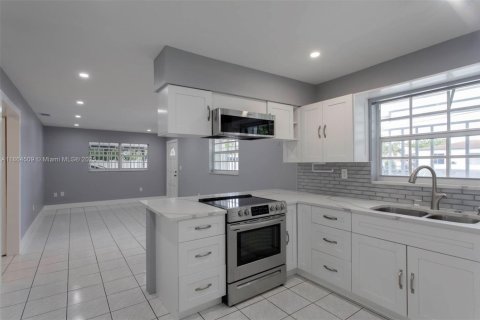 Propiedad comercial en venta en Miami, Florida, 185.06 m2 № 1896737 - foto 5