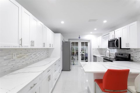 Propiedad comercial en venta en Miami, Florida, 185.06 m2 № 1896737 - foto 16