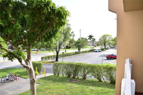 Copropriété à vendre à Sunrise, Floride: 2 chambres, 94.3 m2 № 2090849 - photo 18