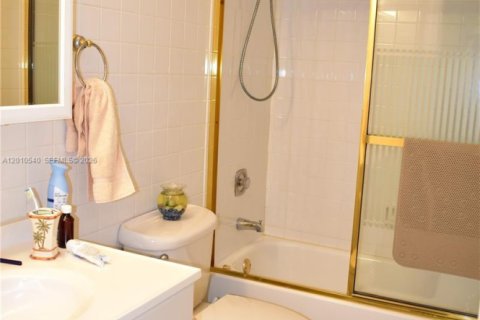 Copropriété à vendre à Sunrise, Floride: 2 chambres, 94.3 m2 № 2090849 - photo 17