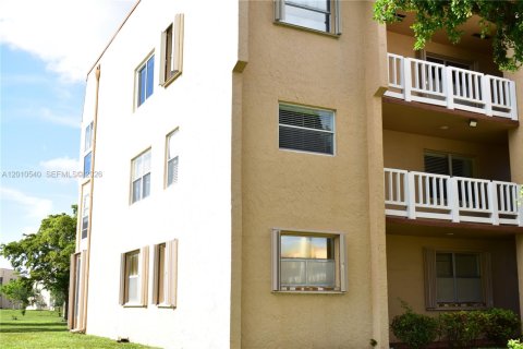Copropriété à vendre à Sunrise, Floride: 2 chambres, 94.3 m2 № 2090849 - photo 24