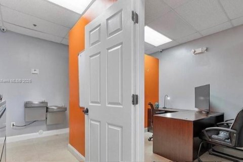 Commercial property in Margate, Florida № 1978491 - photo 12