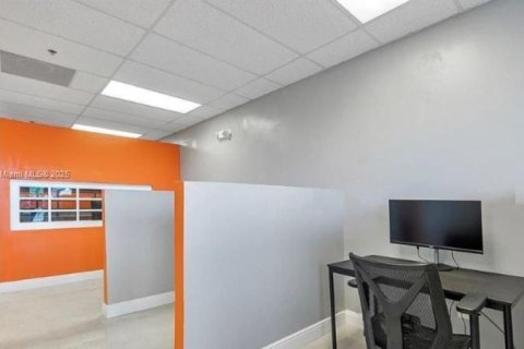 Commercial property in Margate, Florida № 1978491 - photo 10