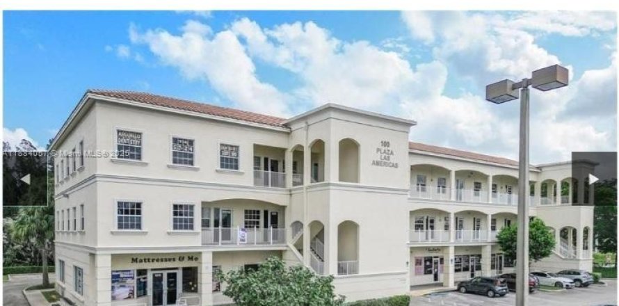 Commercial property in Margate, Florida № 1978491