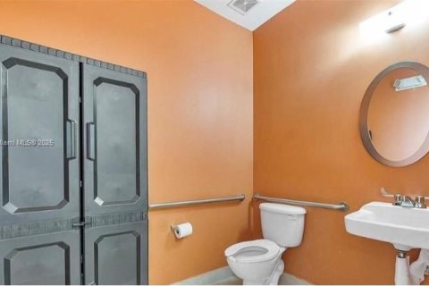 Commercial property in Margate, Florida № 1978491 - photo 11