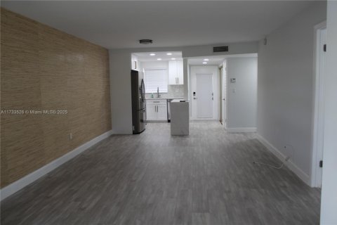 Condo in Sunrise, Florida, 2 bedrooms  № 1863935 - photo 1
