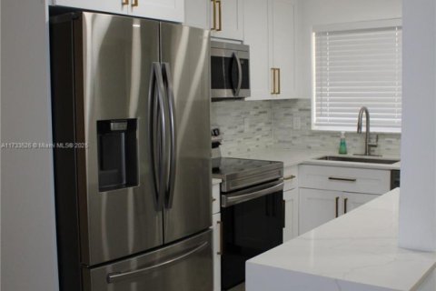 Condo in Sunrise, Florida, 2 bedrooms  № 1863935 - photo 6