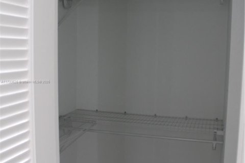 Condo in Sunrise, Florida, 2 bedrooms  № 1863935 - photo 15