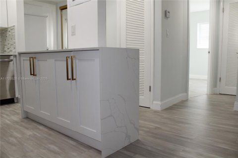 Condo in Sunrise, Florida, 2 bedrooms  № 1863935 - photo 5