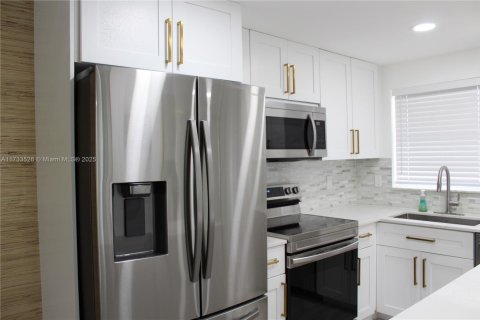 Condo in Sunrise, Florida, 2 bedrooms  № 1863935 - photo 3