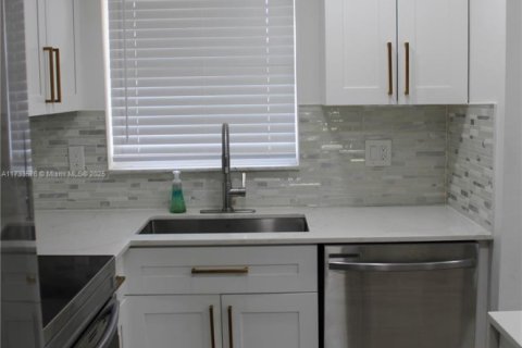 Condo in Sunrise, Florida, 2 bedrooms  № 1863935 - photo 4
