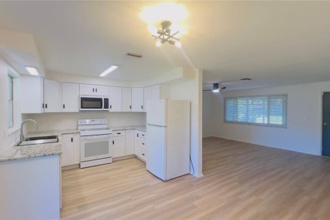 House in Seminole, Florida 3 bedrooms, 101.91 sq.m. № 2377924 - photo 6