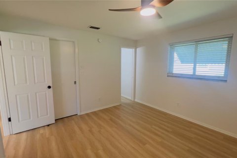 House in Seminole, Florida 3 bedrooms, 101.91 sq.m. № 2377924 - photo 11