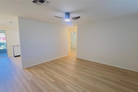 House in Seminole, Florida 3 bedrooms, 101.91 sq.m. № 2377924 - photo 5