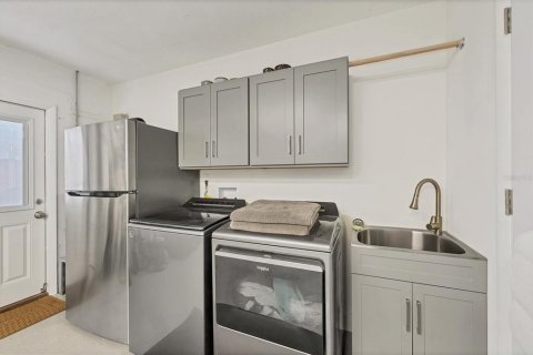 House in Nokomis, Florida 2 bedrooms, 140.19 sq.m. № 1609189 - photo 21