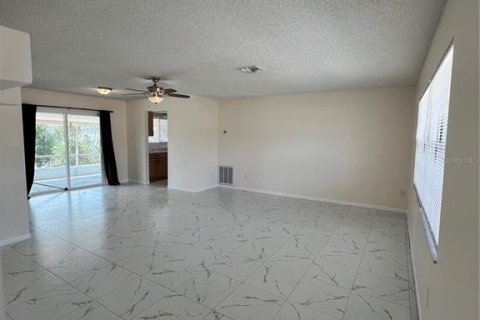 Villa ou maison à vendre à Deltona, Floride: 3 chambres, 134.34 m2 № 2098083 - photo 4