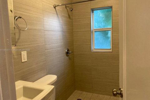 House in Miami, Florida 1 bedroom, 58.53 sq.m. № 1889751 - photo 7