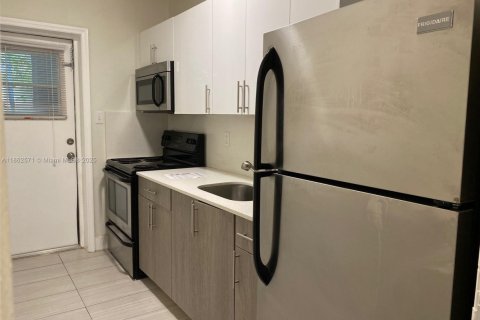House in Miami, Florida 1 bedroom, 58.53 sq.m. № 1889751 - photo 3