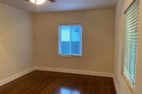 House in Miami, Florida 1 bedroom, 58.53 sq.m. № 1889751 - photo 6